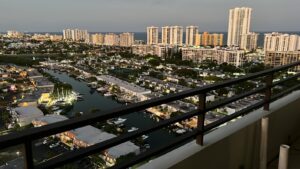 2500 Parkview Dr, Hallandale, FL 33009